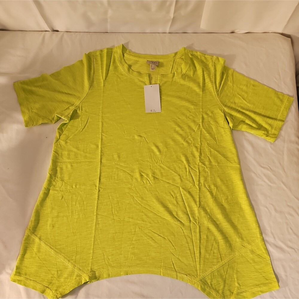 New LOGO by Lori Goldstein SharkBite Hem Size Med Shortsleeve Slit neck